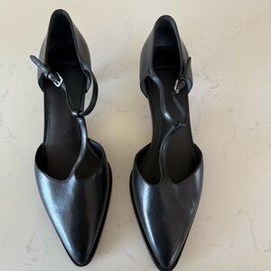 New Vince Chloe pointy toe kitten heel in black size: 6